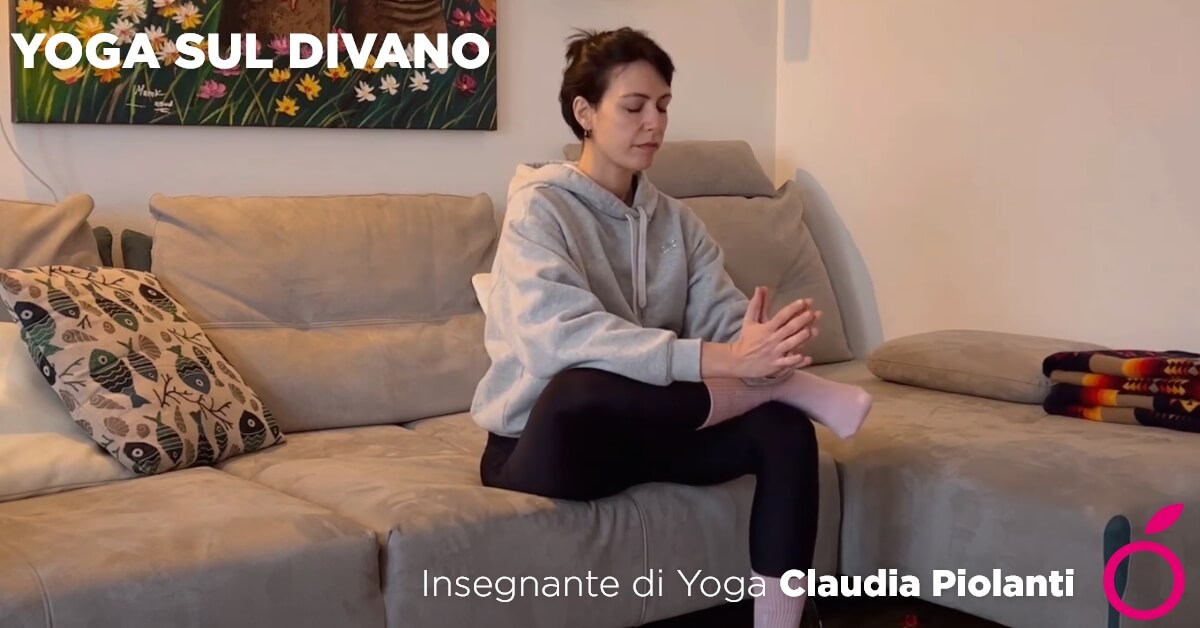 Yoga sul divano: esercizi quotidiani davanti alla TV
