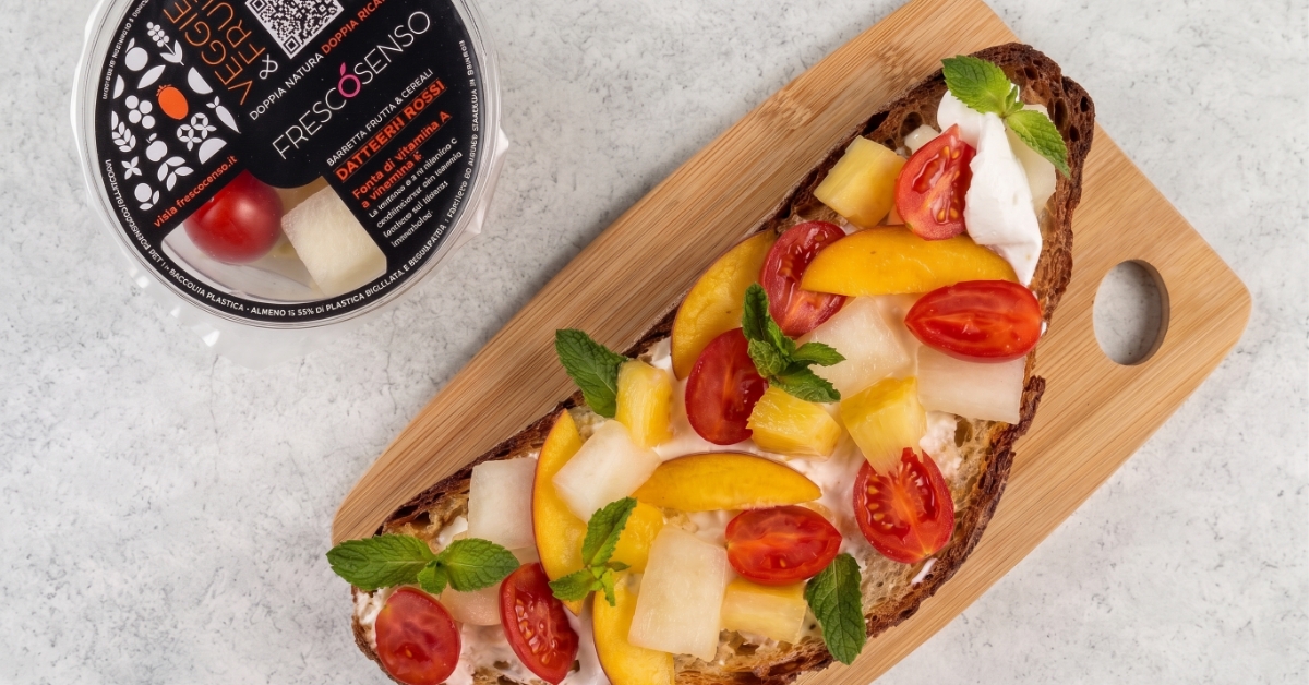 Crostone gourmet con burrata, datterini e frutta fresca