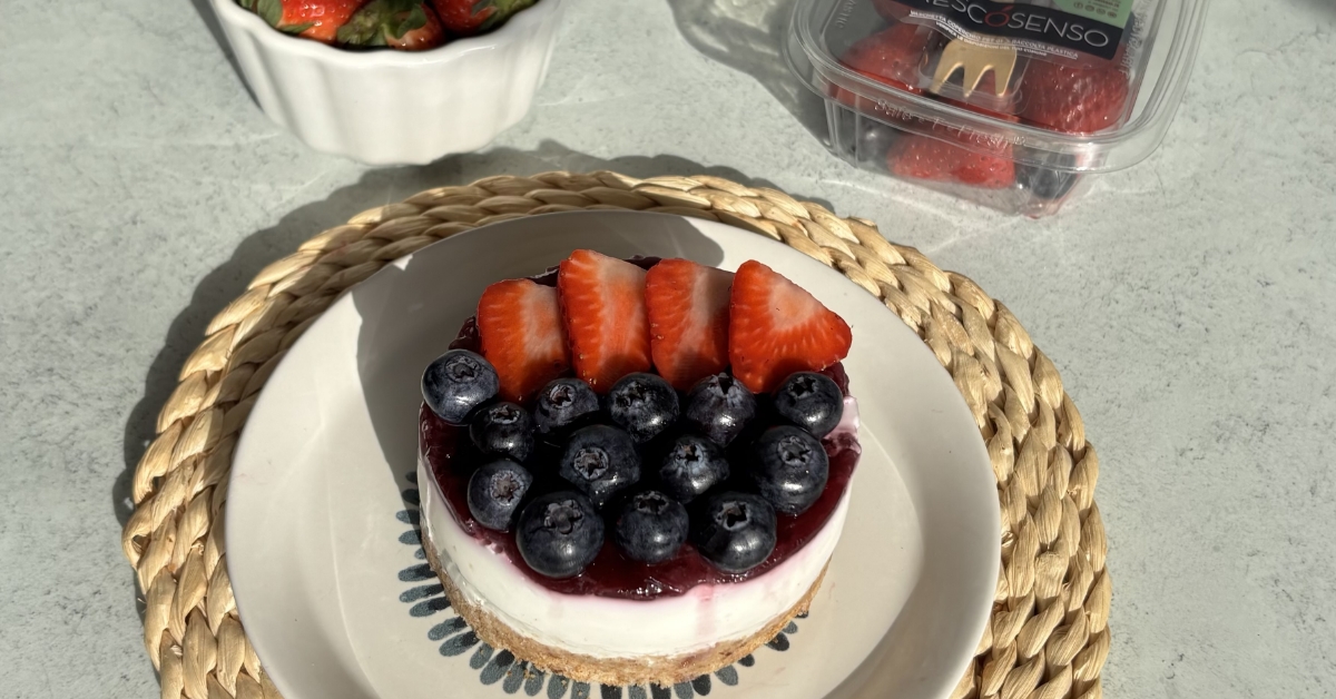 Cheesecake Monoporzione con Fragole e Mirtilli