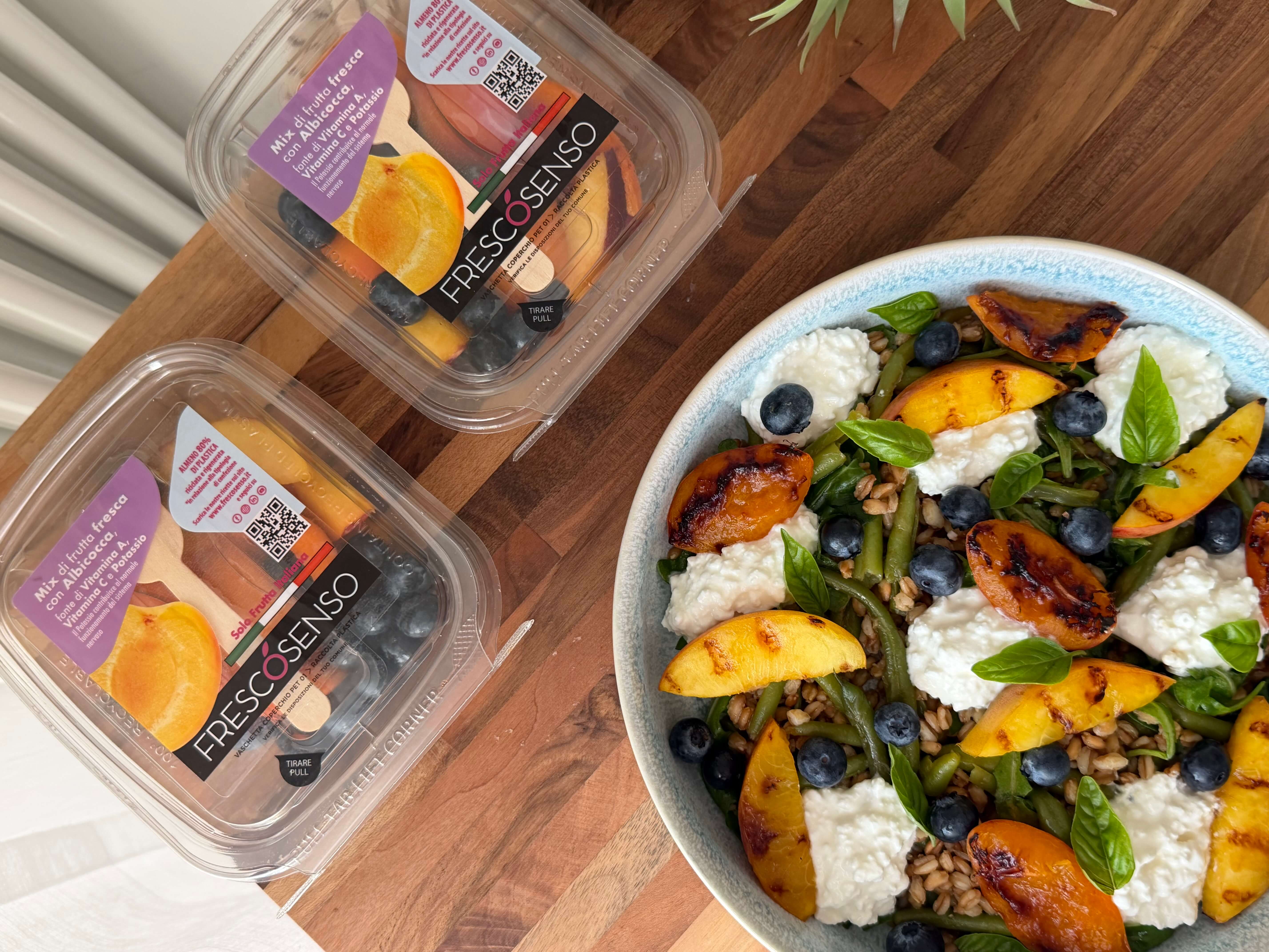 Insalata di farro con frutta grigliata e fiocchi di latte