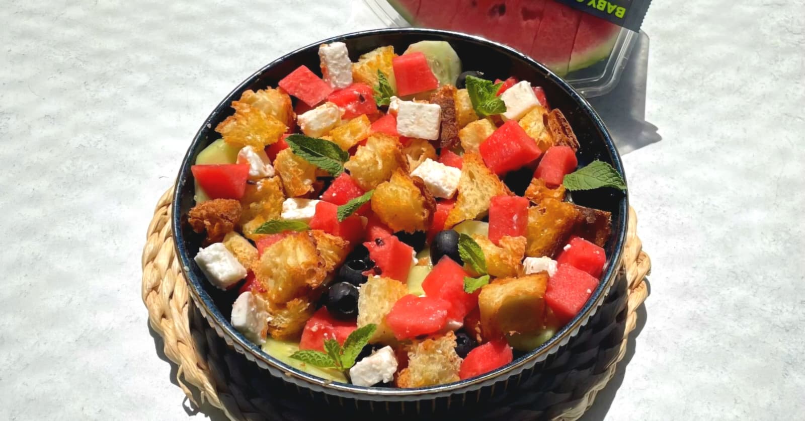 Insalata con baby cocomero, feta e crostini