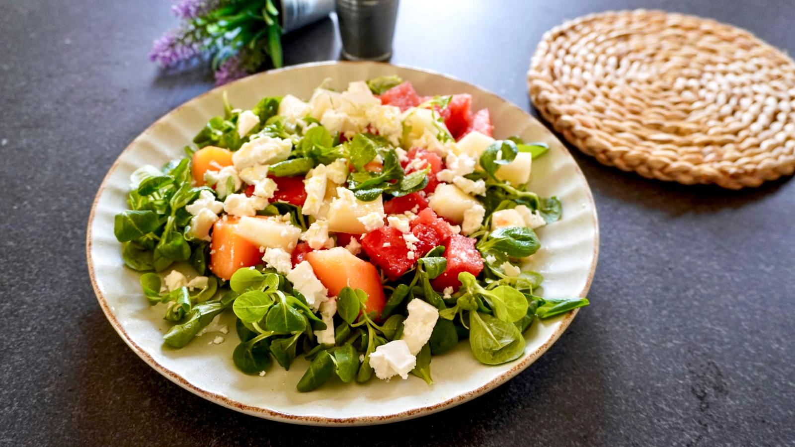 Insalata fresca con feta, songino e frutta Fresco Senso