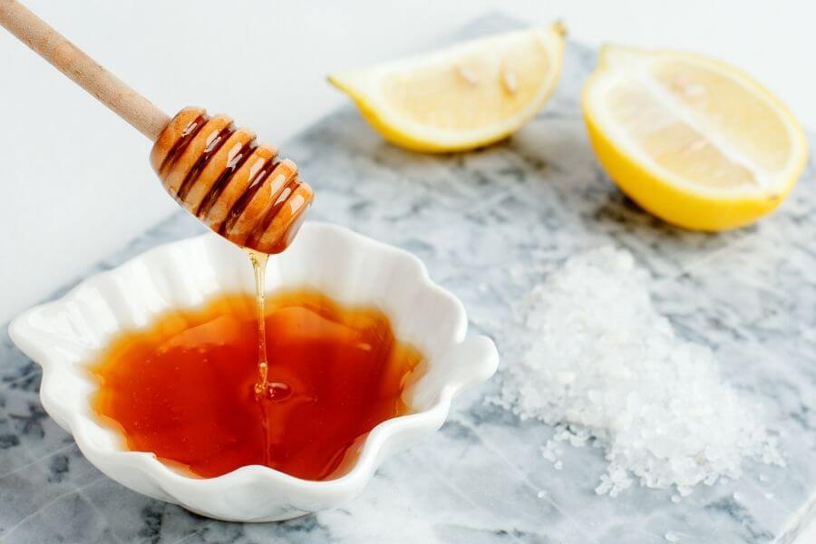 Scrub miele e zucchero: la cura della pelle con ingredienti naturali 